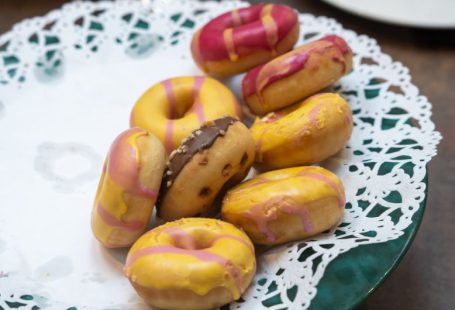 VR Food Shopping - a plate of donuts