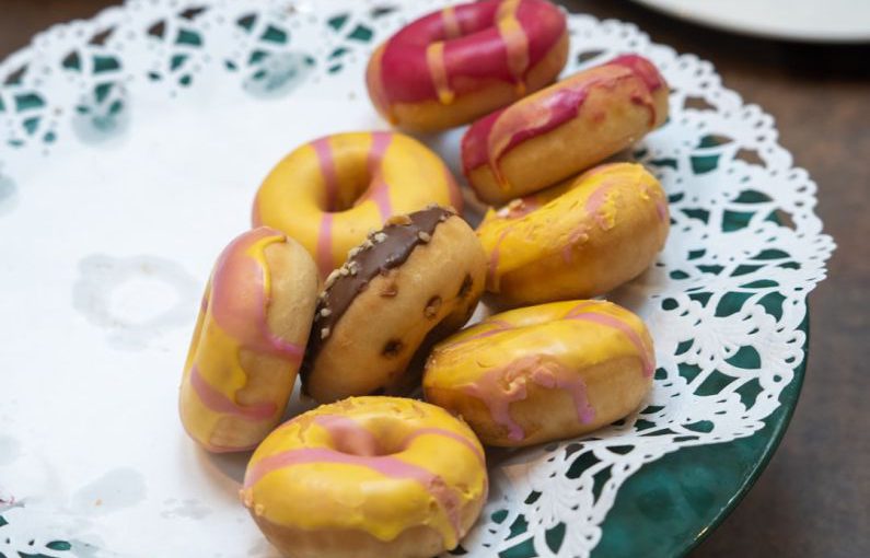 VR Food Shopping - a plate of donuts